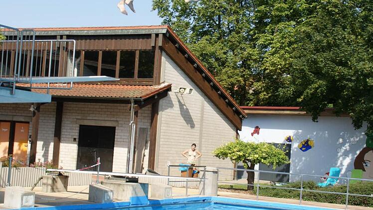 Zum Schluss musste sich die Jury beim Sprung vom Fünf-Meter-Turm beweisen - unbenotet, aber belohnt mit Applaus.