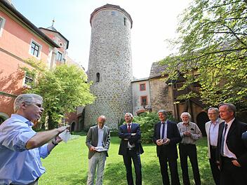 Im Lisberger Burghof: Burg-Berater Matthias Löffelmann, Burgenforscher Elmar Sturm, MdL Heinrich Rudrof, Burgherr Hans Fischer, Kreisheimatpfleger Wolfgang Rößler, Generalkonservator Mathias Pfeil und sein Stellvertreter Bernd Vollmar (von links). Alle Fotos: Barbara Herbst