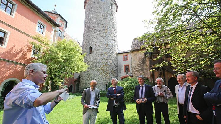 Im Lisberger Burghof: Burg-Berater Matthias Löffelmann, Burgenforscher Elmar Sturm, MdL Heinrich Rudrof, Burgherr Hans Fischer, Kreisheimatpfleger Wolfgang Rößler, Generalkonservator Mathias Pfeil und sein Stellvertreter Bernd Vollmar (von links). Alle Fotos: Barbara Herbst