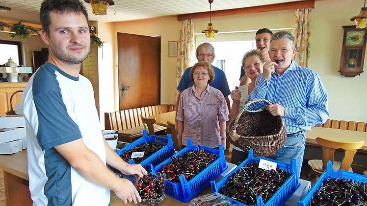 Stefan Bauer (l.) weiß, das seine Familien voll hinter seiner Geschäftsidee steht.  Foto: Petra Malbrich