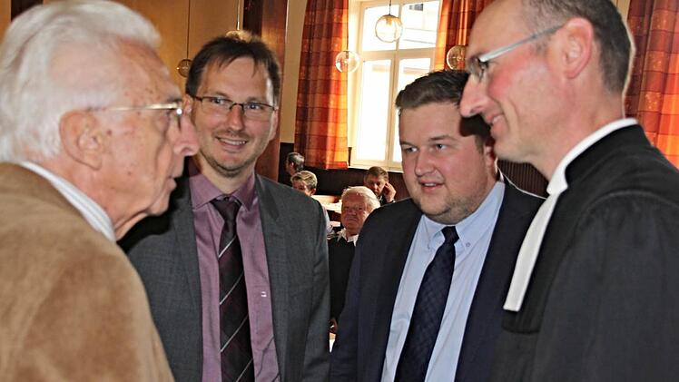 "Vereinigt" war Altlandrat Walter Keller (links), Landrat zur Zeit der Wiedervereinigung im Landkreis Haßberge und (weiter von links) Bürgermeister Wolfram Thein, Bürgermeister Christopher Other und Pfarrer Martin Popp-Posekardt, die als Jüngere auf die Ereignisse zurück blickten. Foto: Helmut Will