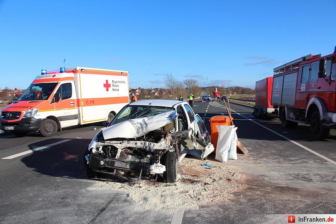 B470 bei Lonnerstadt: Seniorin stirbt nach Kollision mit Land Rover