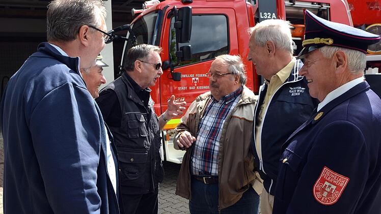 Die "Väter" der Neuen Kissinger Feuerwache v.li. der derzeitige Kommandant und Stadtbrandinspektor (SBI) Harald Albert, leicht verdeckt SBI a.D. Reinhold Hauer, Architekt Bernd heinrich, KBR a.D. Helmut Rittelmeier, KBI a.D. Herbert Röttinger und SBI a.D. Klaus Horch. Foto: Peter Rauch