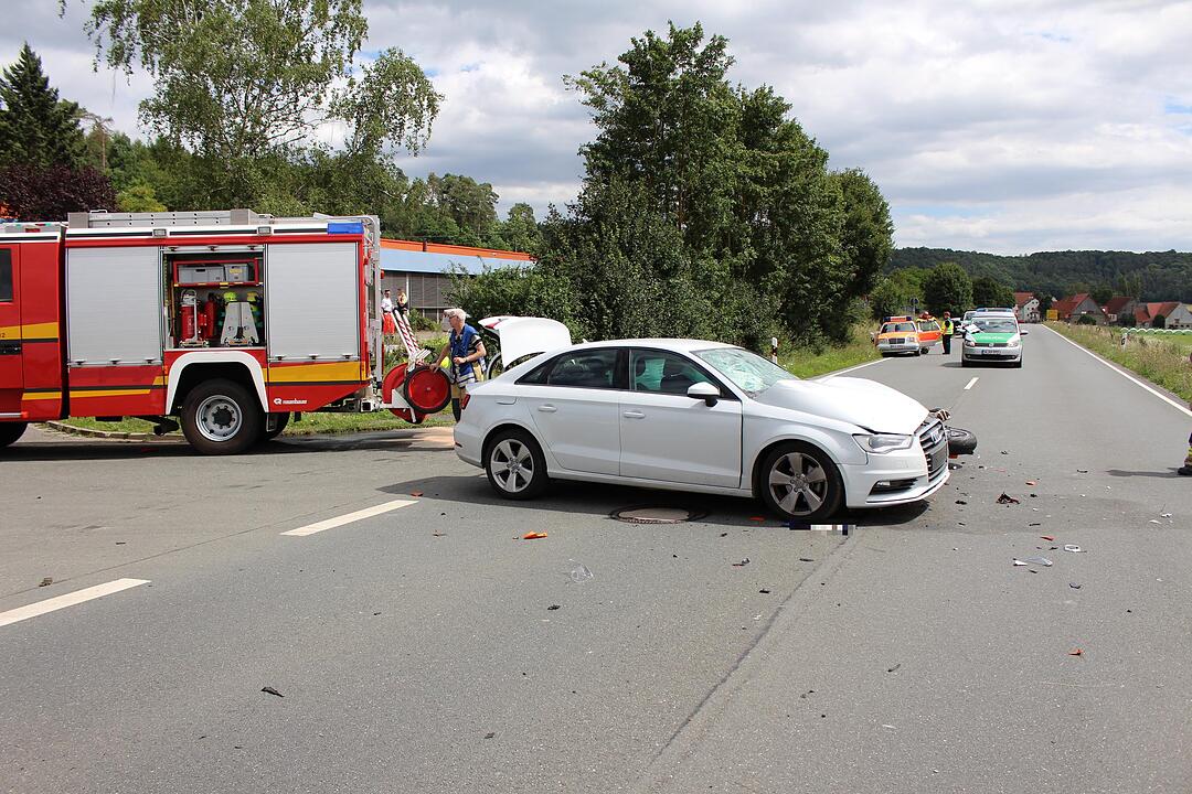 Kreis Neustadt/Aisch: Motorrad kracht ungebremst in Audi – 28-Jähriger stirbt