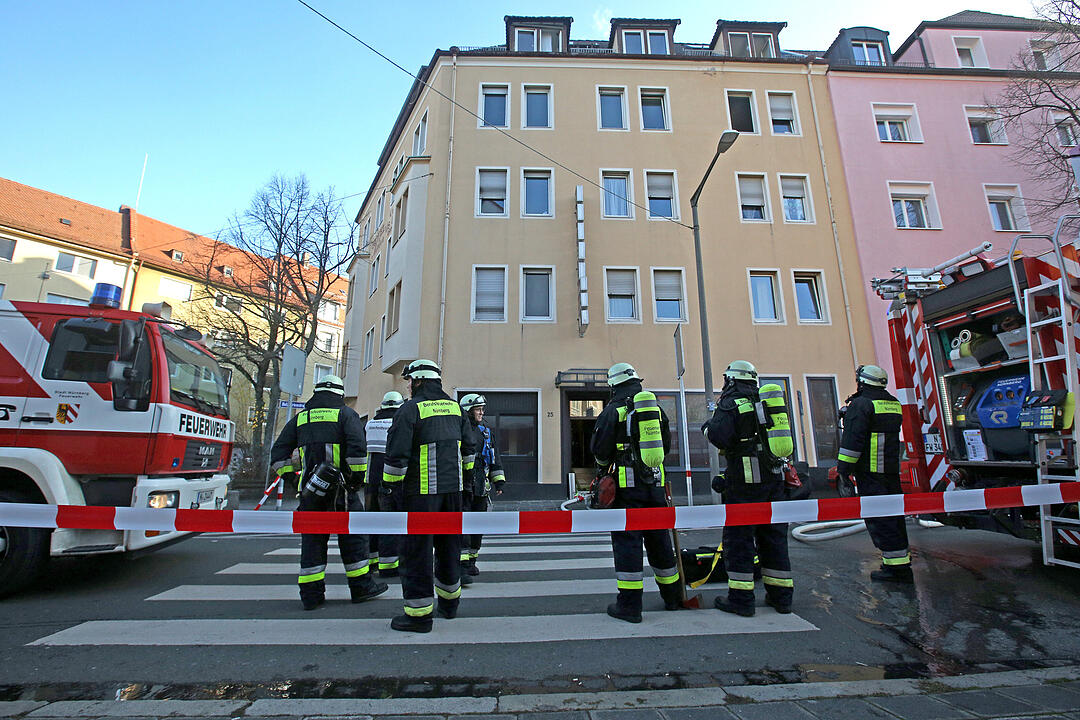 Wohnungsbrand in Nürnberg: Feuerwehr rettet Bewohner mit Drehleiter