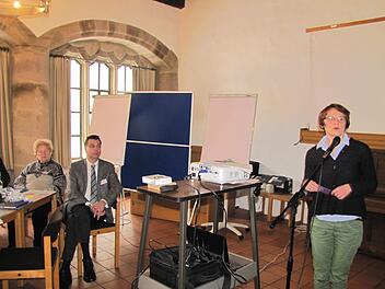 Bildtext:Pfarrerin Sabine Hirschmann, Studieninspektorin beim Predigerseminar Nürnberg (rechts), erklärte den Mitgliedern der Coburger Dekanatssyynode den Reformprozess "Profil und Konzentration. Von links: Dekan Andreas Kleefeld, die ehemalige Präsidentin der Landessynode, Heidi Schülke und Dekan Stefan Kirchberger. Foto: Martin Koch