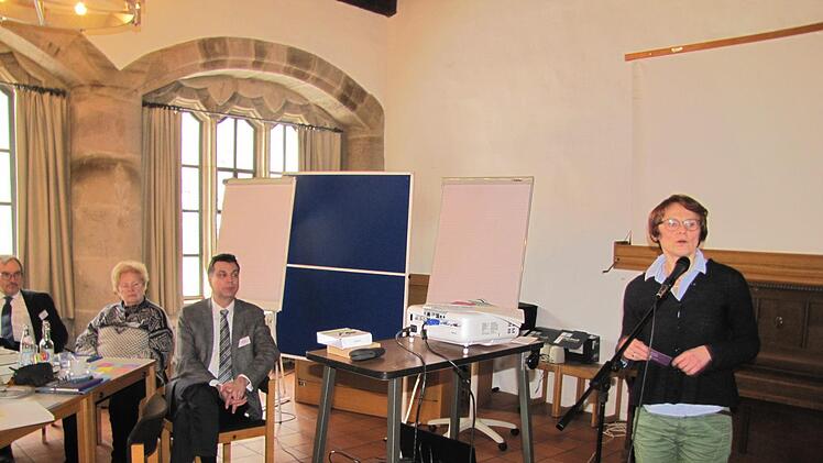 Bildtext:Pfarrerin Sabine Hirschmann, Studieninspektorin beim Predigerseminar Nürnberg (rechts), erklärte den Mitgliedern der Coburger Dekanatssyynode den Reformprozess "Profil und Konzentration. Von links: Dekan Andreas Kleefeld, die ehemalige Präsidentin der Landessynode, Heidi Schülke und Dekan Stefan Kirchberger. Foto: Martin Koch