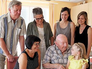Am Jubeltag von links (vorn) Tochter Ursula, der Jubilar und die Urenkelin Helena; dahinter von links Schwiegersohn Detlef Fischer, die Enkelinnen Jutta Köhler, Christina Fischer und Alexandra Sitte Foto: J. Blum
