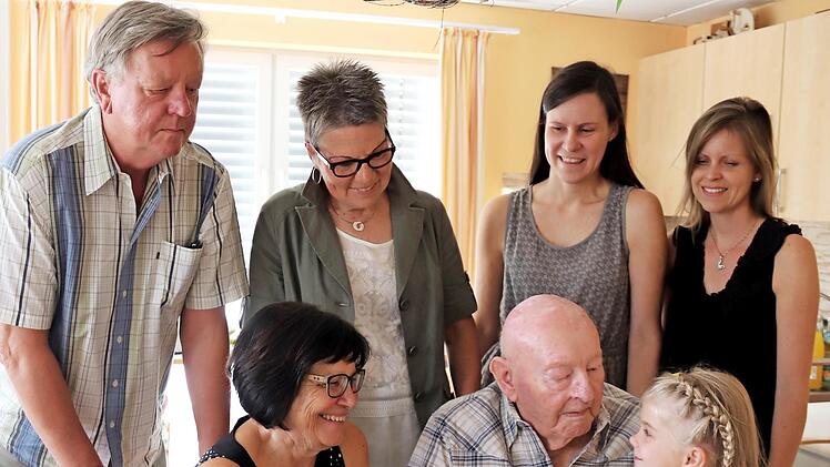 Am Jubeltag von links (vorn) Tochter Ursula, der Jubilar und die Urenkelin Helena; dahinter von links Schwiegersohn Detlef Fischer, die Enkelinnen Jutta Köhler, Christina Fischer und Alexandra Sitte Foto: J. Blum