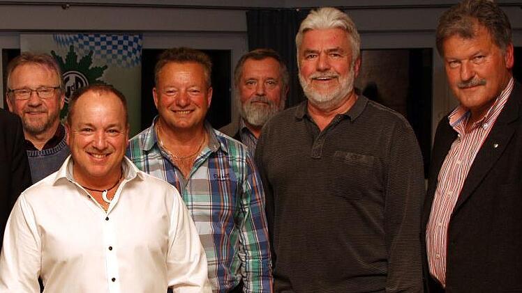 Ehrungen (von links): Engelbert Roith, Kreisgruppen-Vorsitzender Ralf Peter, Wolfgang Benkert, Werner Zeitler, Georg Schilling, Landesvorsitzender Peter Schall.