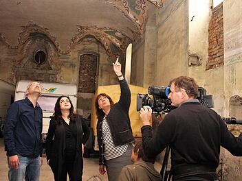 Noch wird die alte Synagoge als Lagerraum genutzt. Bei den Dreharbeiten fürs Bayerische Fernsehen Christian Plätzer, Irina Gerschmann im Gespräch mit Sybille Krafft (von links)     Foto: Evi Seeger
