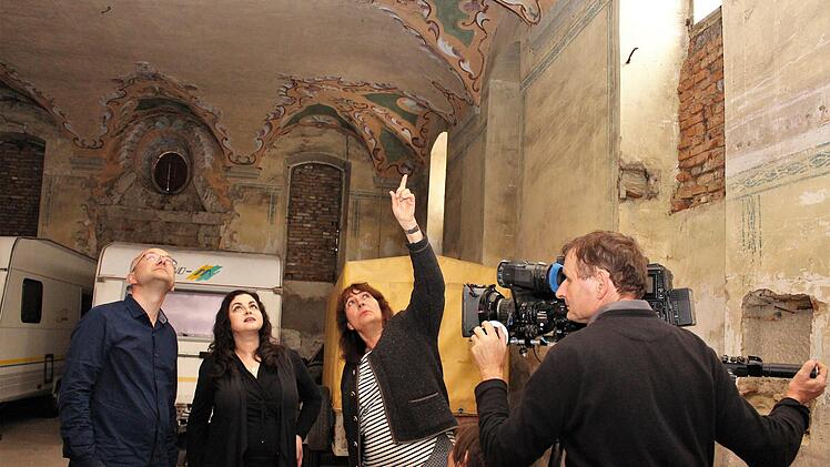 Noch wird die alte Synagoge als Lagerraum genutzt. Bei den Dreharbeiten fürs Bayerische Fernsehen Christian Plätzer, Irina Gerschmann im Gespräch mit Sybille Krafft (von links)     Foto: Evi Seeger