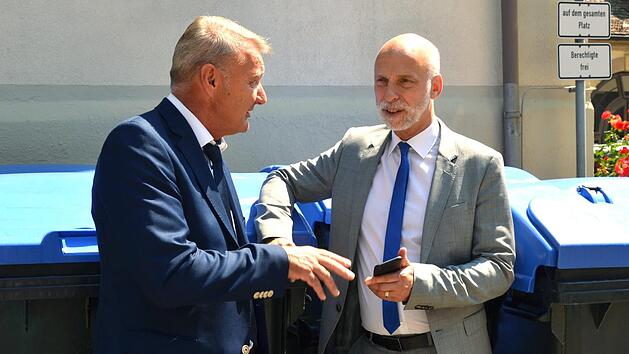 J&uuml;rgen Kober, Leiter des st&auml;dtischen Servicebetriebes stellte zusammen mit OB Kay Blankenburg die AbfallApp BK vor.  Foto: Peter Rauch