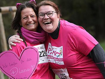 Susi Voll (links) und Barbara Bezold spazierten mit den besten Wünschen für eine an Brustkrebs erkrankte Kollegin mit. Foto: Kerstin Junker