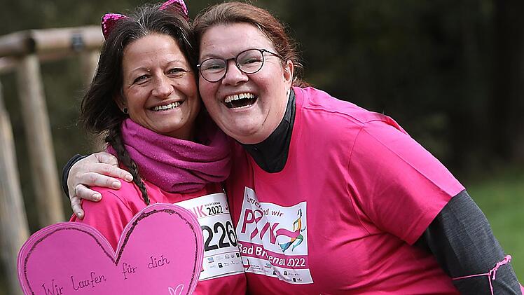 Susi Voll (links) und Barbara Bezold spazierten mit den besten Wünschen für eine an Brustkrebs erkrankte Kollegin mit. Foto: Kerstin Junker