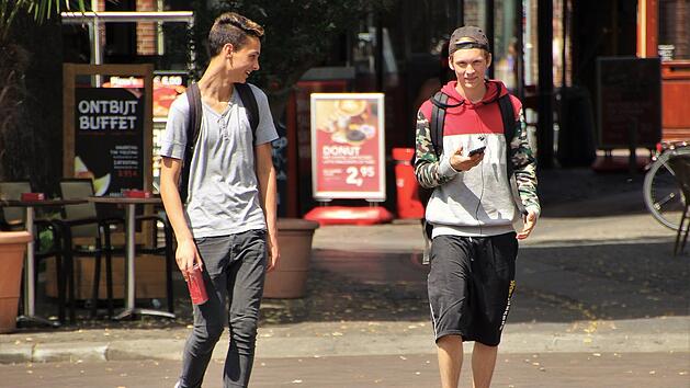 Sch&uuml;ler mit Handy