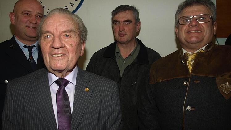 Für ihre Treue zeichnete Vorsitzender Alfons Müller (links) in der Generalversammlung der Feuerwehr Wilhelm Karch (70 Jahre), Ernst Hofmann und Dietmar Schmitt (beide 40 Jahre) aus.
