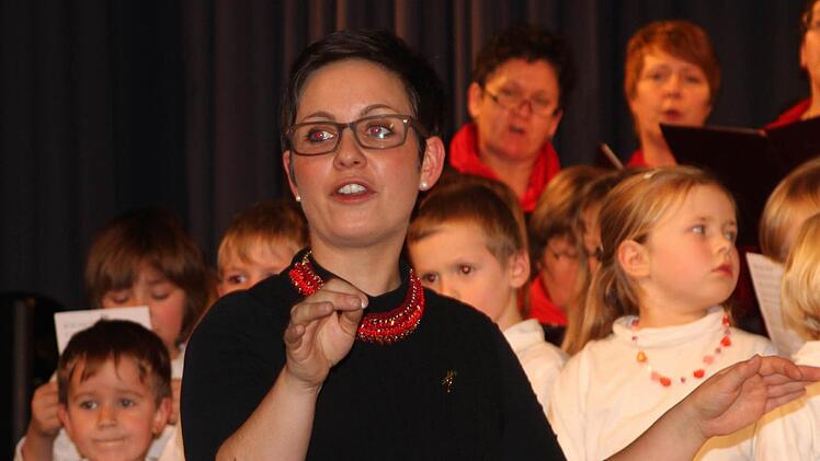 Chöre und das Publikum dirigierte gleichzeitig Sonja Wißmüller.