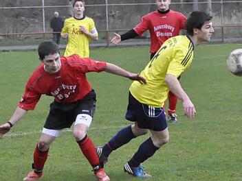 Auf der Jagd nach dem Spielgerät: Oberbachs Mark Hüfner (links) und der Oberleichtersbacher René Lormehs. Foto: Anja Schmitt
