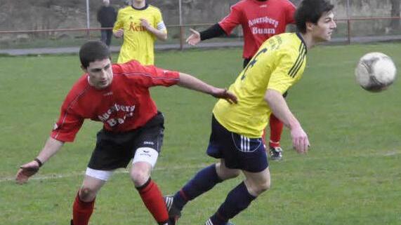 Auf der Jagd nach dem Spielgerät: Oberbachs Mark Hüfner (links) und der Oberleichtersbacher René Lormehs. Foto: Anja Schmitt