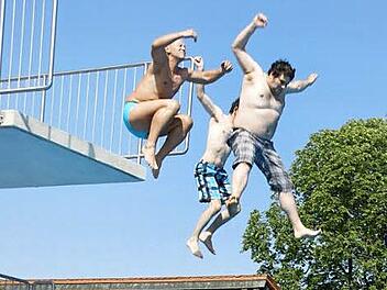 Zum guten Schluss musste sich auch die Jury beim Sprung vom Fünf-Meter-Turm beweisen - unbenotet, aber belohnt mit viel Applaus.