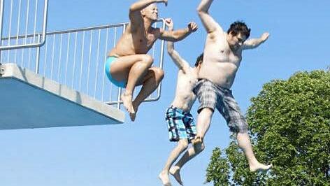 Zum guten Schluss musste sich auch die Jury beim Sprung vom Fünf-Meter-Turm beweisen - unbenotet, aber belohnt mit viel Applaus.