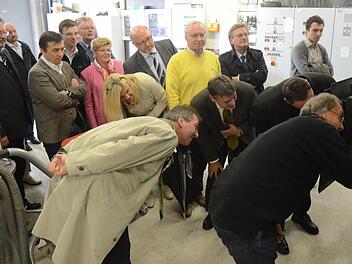 Das Bio- Heizwerk in Mitwitz machte die Bürgermeister des Landkreises Kronach neugierig. Bei einer Besichtigung im Rahmen einer Sitzung des Bayerischen Gemeindetages durften sie auch einen Blick in den Brenner werfen.  Foto: Karl-Heinz Hofmann