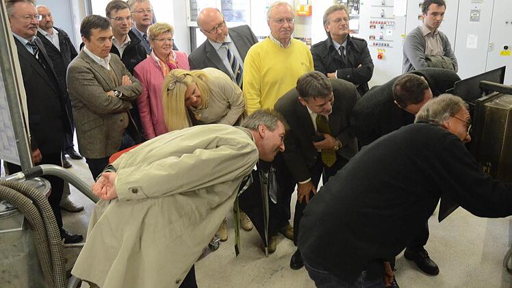 Das Bio- Heizwerk in Mitwitz machte die Bürgermeister des Landkreises Kronach neugierig. Bei einer Besichtigung im Rahmen einer Sitzung des Bayerischen Gemeindetages durften sie auch einen Blick in den Brenner werfen.  Foto: Karl-Heinz Hofmann