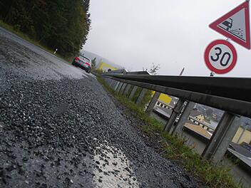 Der Rollsplitt bei Kleintettau soll am Freitag abgekehrt werden. Weitere Arbeiten an der Staatsstraße 2209 werden zu einem späteren Zeitpunkt folgen. Wann genau, hängt von der Witterung ab. Foto: Marco Meißner