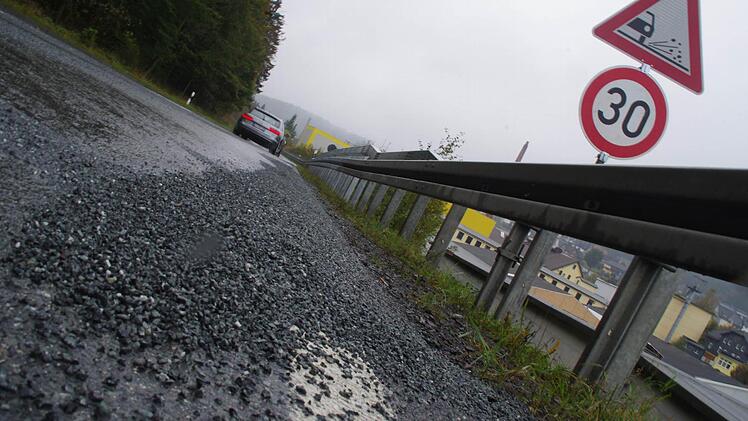 Der Rollsplitt bei Kleintettau soll am Freitag abgekehrt werden. Weitere Arbeiten an der Staatsstraße 2209 werden zu einem späteren Zeitpunkt folgen. Wann genau, hängt von der Witterung ab. Foto: Marco Meißner