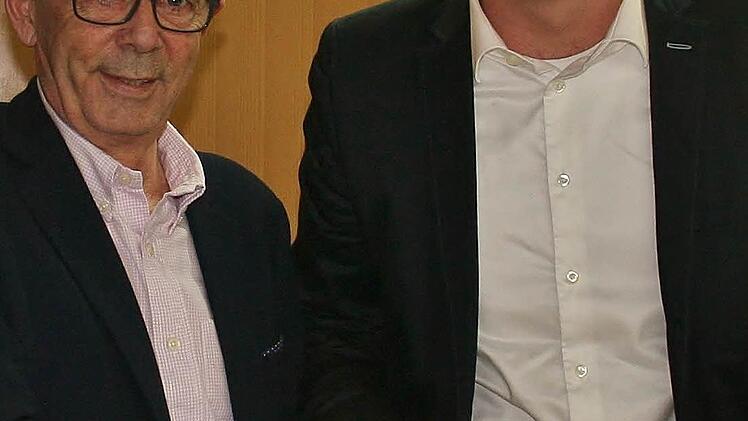 Urkunde und Verdienstnadel in Gold mit Kranz des BLSV gab es für Egon Göbel. Rechts Martin Wende, stellvertretender Kreisvorsitzender des BLSV.  Foto: Werner Vogel
