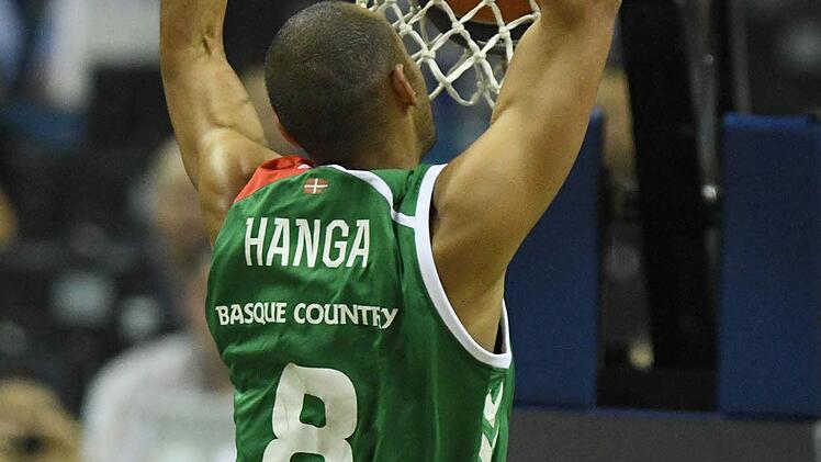 Adman Hanga von Vitoria stopt den Ball in die Reuse. Foto: dpa