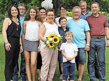 Margitte Kühn mit ihren Gratulanten Torsten Kettritz, Stefanie Hacker, Volker Täuber, Ehemann Günter, Töchter Tanja und Sandra, Enkelkinder Leonie, Lasse und Lias sowie Bürgermeister Bernd Steinhäuser  Foto: Katharina Müller-Sanke