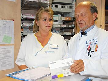 Der neue Chefarzt der Rehaklinik am Kurpark, Dr. Hans-Bernd Orth, bespricht mit Sandra Friedlein die Medikamentation eines Patienten.