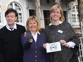 Nachdem rechtliche Bedenken vom Tisch sind, bietet auch die Tourist-Info Bad Brückenau freien Zugang ins Netz. Darüber freuen sich Dieter Sternecker (von links), Karin Bauer und Kathrin Romeis-Merten. Foto: Ulrike Müller