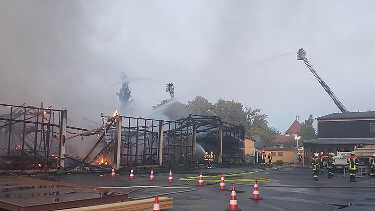 Am Mittwochabend fing die Lagerhalle Feuer. Foto: NEWS5