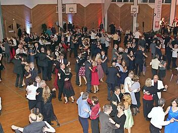 Über 300 Paare genossen am Samstagabend den 46. Rosenball, den Benefizball der Caritas im Landkreis Haßberge, im Oberaurach-Zentrum in Trossenfurt.