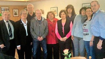 Bei der Ehrung (von links): Kreisvorsitzender Heinz Hausmann, 2. B&uuml;rgermeisterin Helga M&uuml;ck, Gert Backert, Rudolf Rauh, Margita Schmidt, Elisabeth Reikowski, Bianka Eckerl, Sonja Schmidt, Gabi Eckert und Vorsitzender Fritz Eckerl. Foto: VdK Schm&ouml;lz