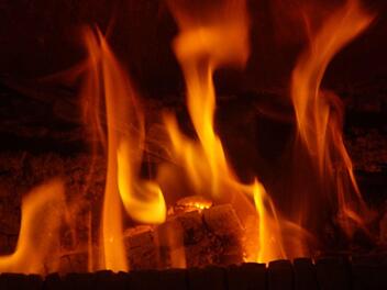 Bei Arbeiten an einem Kachelofen fing die Schürze einer Frau in Kappel Feuer - mit dramatischen Folgen. Symbolfoto:  Pixabay