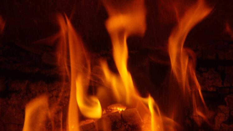 Bei Arbeiten an einem Kachelofen fing die Schürze einer Frau in Kappel Feuer - mit dramatischen Folgen. Symbolfoto:  Pixabay