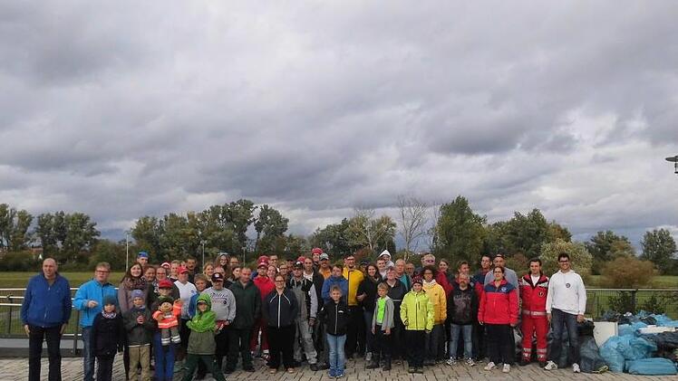 Gruppenbild der Müllsammler mit  dem gesammelten Müll.