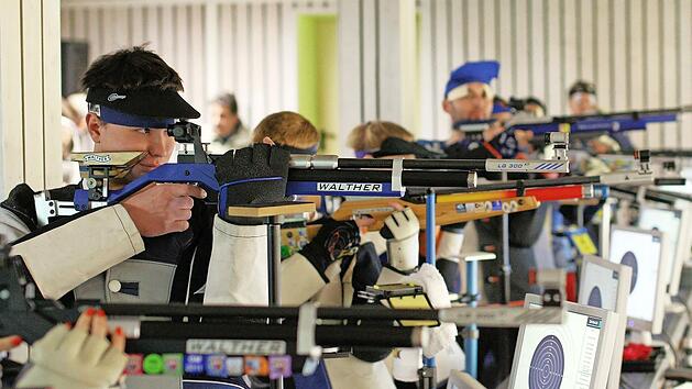 So eng gedrängt wie hier in einem Schützenhaus in Bergrheinfeld dürfen die Schützen auch im Gau Rhön-Saale nicht stehen. Es gibt Verwirrung, weil auf bezirksebene weitergeschossen wird, während die untersten Ligen pausieren.