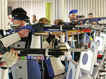 So eng gedr&auml;ngt wie hier in einem Sch&uuml;tzenhaus in Bergrheinfeld d&uuml;rfen die Sch&uuml;tzen auch im Gau Rh&ouml;n-Saale nicht stehen. Es gibt Verwirrung, weil auf bezirksebene weitergeschossen wird, w&auml;hrend die untersten Ligen pausieren.