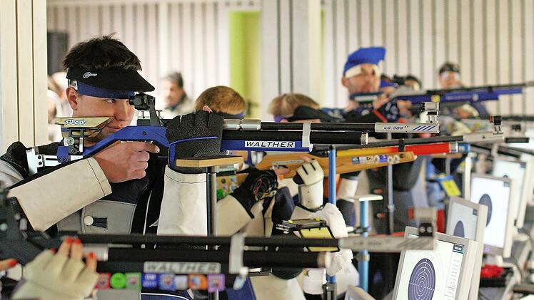 So eng gedrängt wie hier in einem Schützenhaus in Bergrheinfeld dürfen die Schützen auch im Gau Rhön-Saale nicht stehen. Es gibt Verwirrung, weil auf bezirksebene weitergeschossen wird, während die untersten Ligen pausieren.