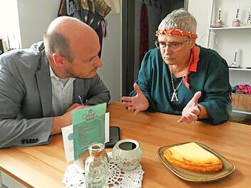 Die Schauspieler des Krimi-Einakters Benedikt Lehmann und Inge Peter bei der Probe in der „Glücksschiene“