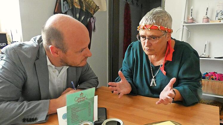 Die Schauspieler des Krimi-Einakters Benedikt Lehmann und Inge Peter bei der Probe in der „Glücksschiene“