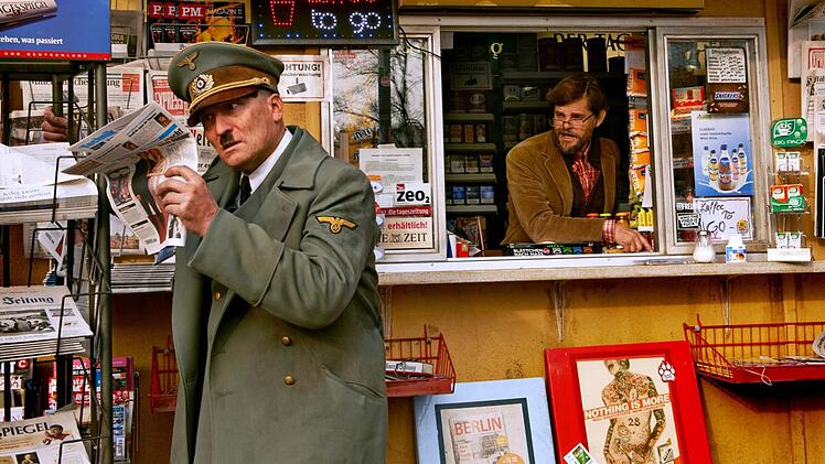 Der erste Weg f&uuml;r den neu erwachten Hitler (Oliver Masucci, links) zu einem Kiosk, an dem ihm seine Situation bewusst wird. Er lebt nun im Jahr 2014. Den "Kr&auml;mer" spielt Lars Rudolph.