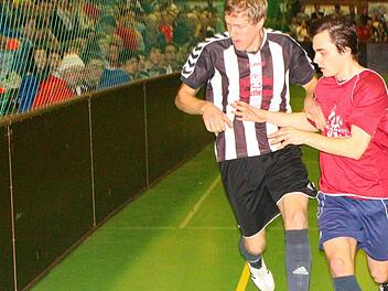 Vor vollen Rängen sprinten der Geesdorfer Stefan Weiglein (links) und der Wiesentheider Daniel Schmidt, um in Ballbesitz zu kommen. Foto: Thomas