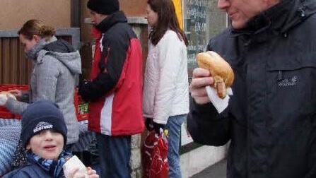 ... oder die leckere Bratwurst - etwas Heißes war sehr begehrt bei den eisigen Temperaturen auf dem Frühlingsmarkt in Wiesentheid. Sebastian und Papa Josef hat es sichtlich geschmeckt.