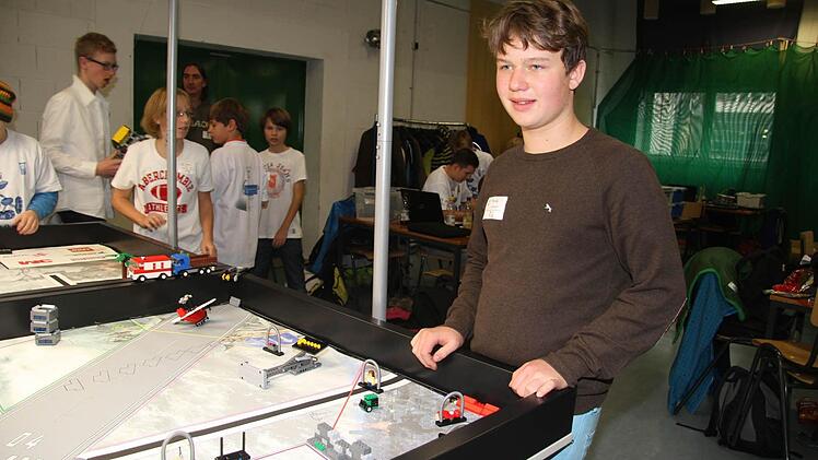 Patrick Zahl probiert die Roboter noch einmal aus - ebenso wie die anderen Teams. Vor der eigentlichen Ausscheidung wird noch einmal probiert.